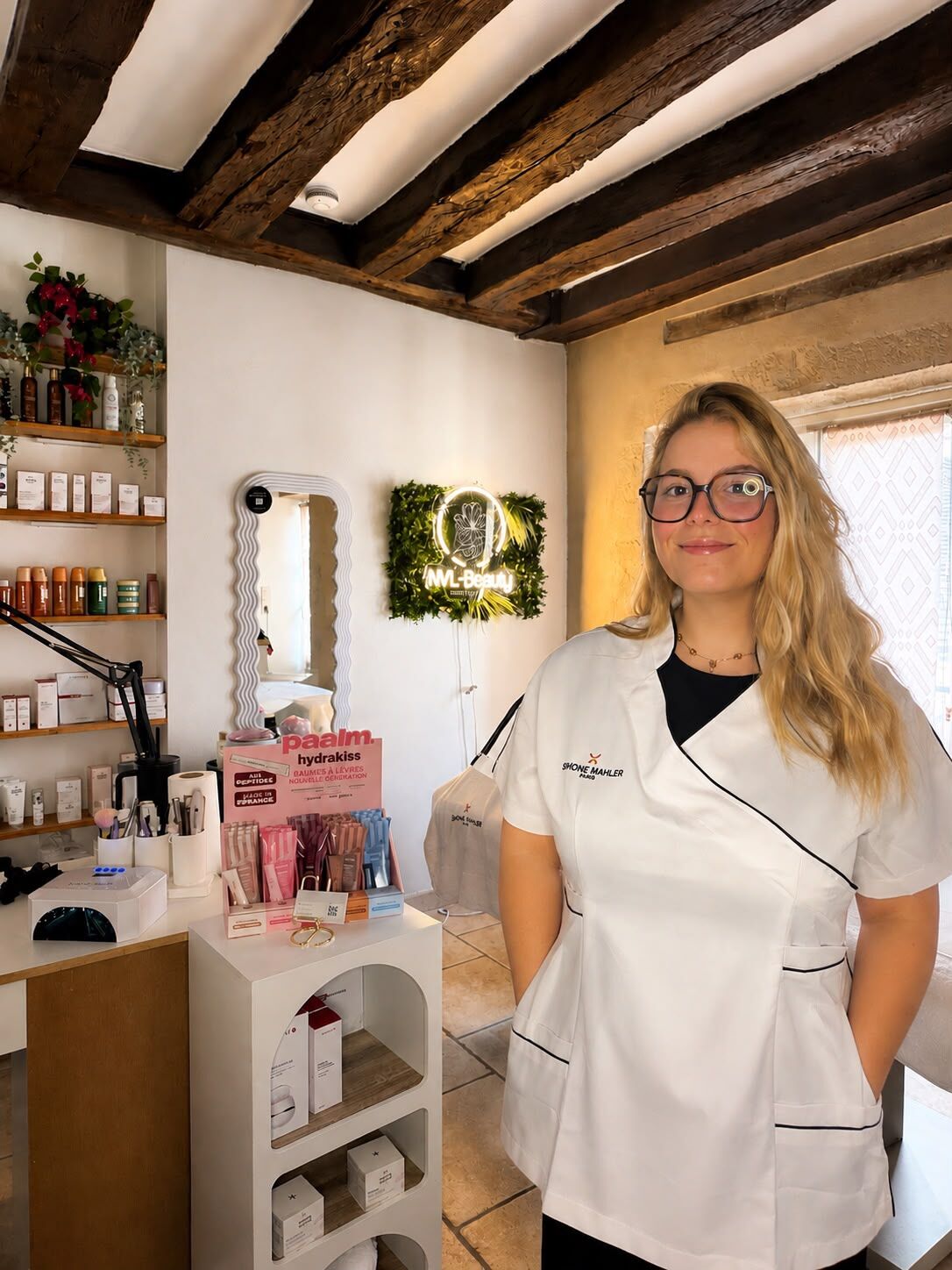 Marine, fondatrice de NVL Beauty, dans son institut